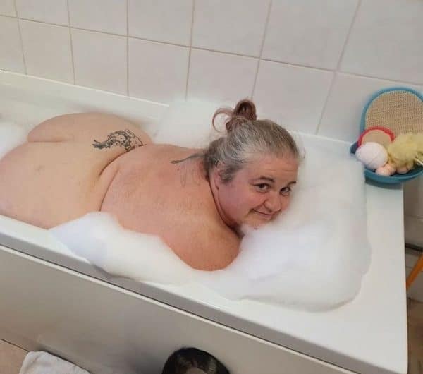 Dicke BBW-Oma aus Graz will perverse Pissspiele in der Badewanne
