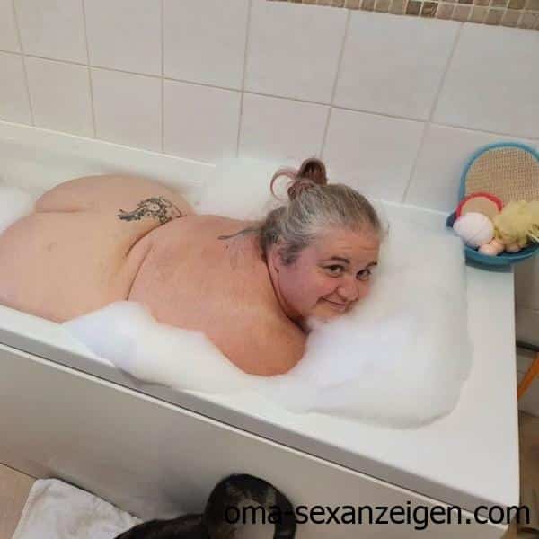 Dicke BBW-Oma aus Graz sucht perverse Pissspiele in der Badewanne