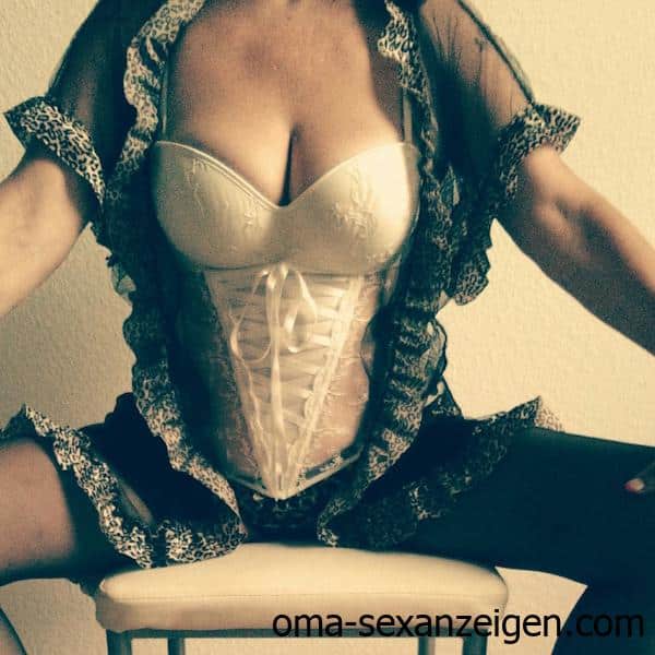 Oma aus Halle sucht Blowjob-Treffen mit hartem Halsfick