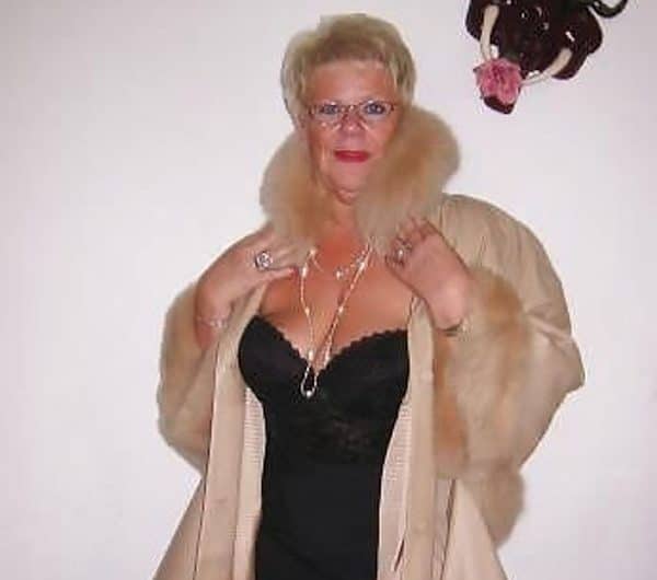 Deutsche Oma-Fickstute aus Augsburg sucht Deckhengste für Bumstreffen