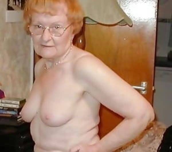 Zärtliche rothaarige Oma sehnt sich nach Nähe und Erotik