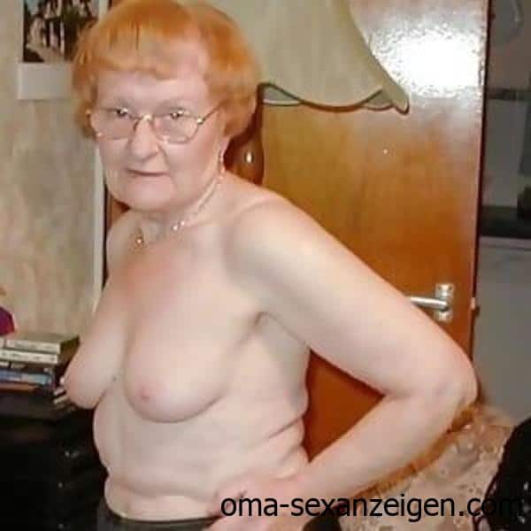 Zärtliche rothaarige Oma sehnt sich nach Nähe und Erotik