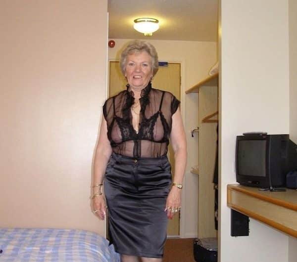 Heiße Oma aus Rostock sucht reale Ficktreffen mit jüngeren